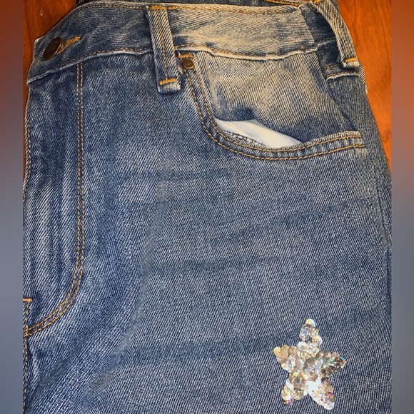 Denim Indigo light blue boyfriend jeans with sewed holographic glitter stars. - Picture 4 of 4